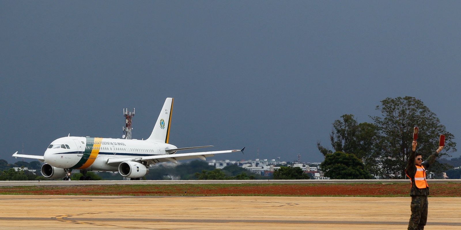 Avião presidencial arremete ao tentar pousar em Sorocaba